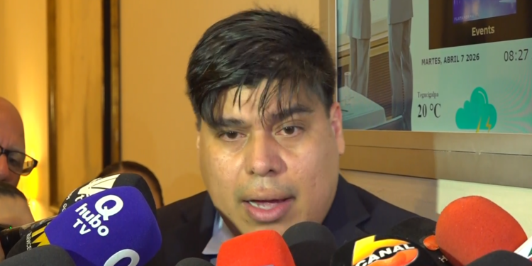 ¡En el poder todo se justifica! Roberto Lagos critica que Rebeca Santos se bajó su salario y argumenta que de su sueldo le quitan 80 mil lempiras de impuestos