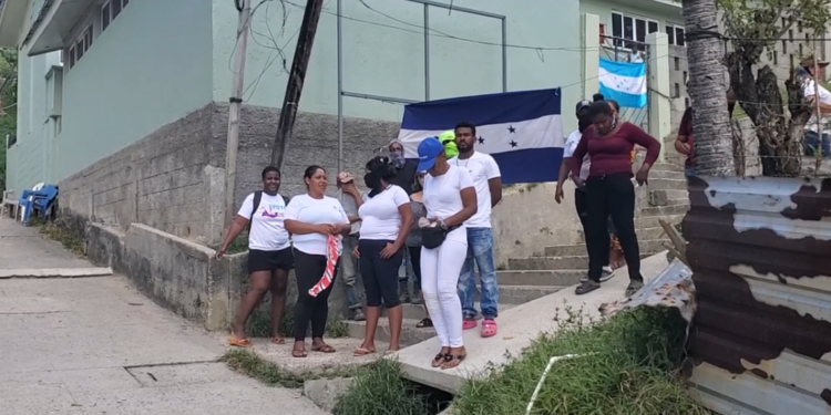 Ante toma de centro educativo, CNE habilita área verde para votantes de la escuela Modesto Rodas Alvarado en Guanaja