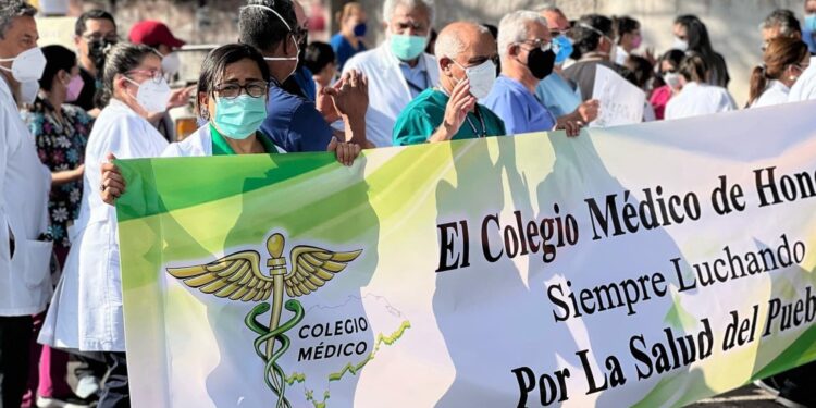 Colegio Médico de Honduras convoca a asambleas informativas para exigir reintegros inmediatos y cese inmediatos de despidos