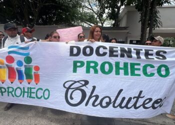 Docentes Proheco protestan frente a Presidencial exigiendo nivelación de salarios