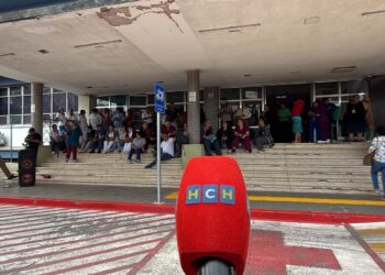 Empleados del Hospital Escuela protestan exigiendo tres meses de salario