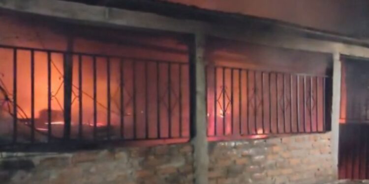 Familia se queda en la calle tras quemarse su hogar en Comayagüela Móvil de Emergencia TGU