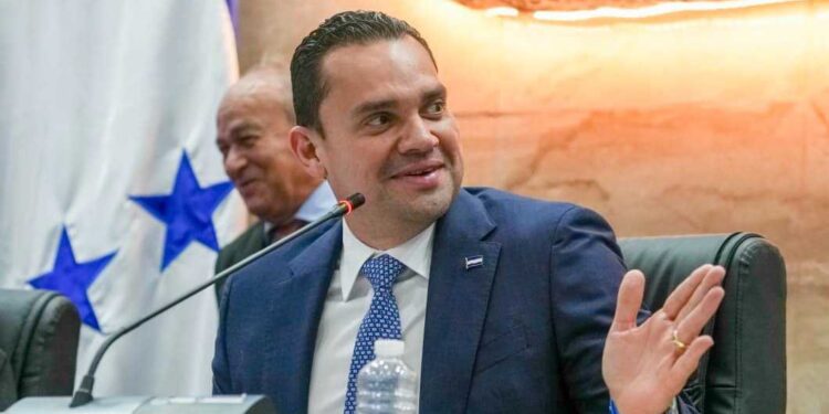 Zambrano anuncia que Comisión Legislativa analizará el impacto de los impuestos a combustibles y evaluará medidas a favor de hondureños