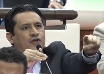 “Me voy tranquilo, con la conciencia limpia y la frente en alto”: Mario Morazán se retira del Congreso Nacional tras comparecer ante los 128 diputados