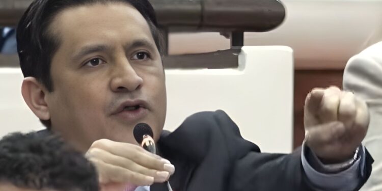 “Me voy tranquilo, con la conciencia limpia y la frente en alto”: Mario Morazán se retira del Congreso Nacional tras comparecer ante los 128 diputados