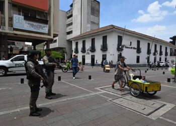 Atentado con bomba deja 7 muertos en Colombia; ataque ocurre en medio de ola de violencia