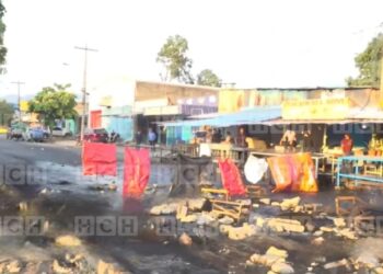 Locatarios del mercado El Dandy protestan en SPS ante mal olor de aguas negras y cerros de basura sin recolectar