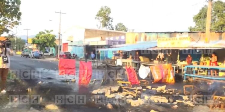 Locatarios del mercado El Dandy protestan en SPS ante mal olor de aguas negras y cerros de basura sin recolectar