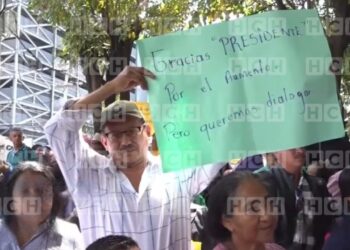 Maestros Proheco protestan frente a Presidencial y exigen revisión a tabla de nivelación salarial
