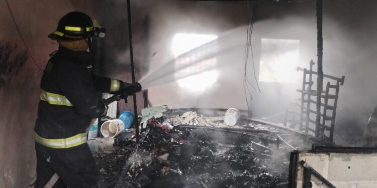 Pareja por poco muere calcinada en su casa en La Era | Móvil Emergencia TGU