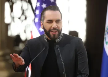 Nayib Bukele «ofrece» presos de El Salvador al colombiano Petro tras críticas sobre sus cárceles