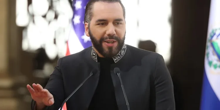 Nayib Bukele «ofrece» presos de El Salvador al colombiano Petro tras críticas sobre sus cárceles