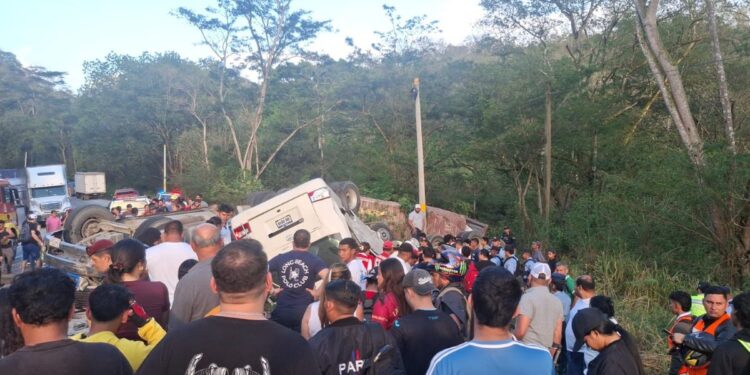 ¡Tragedia vial! Al menos ocho muertos habría dejado violento accidente en aldea de Santa Bárbara