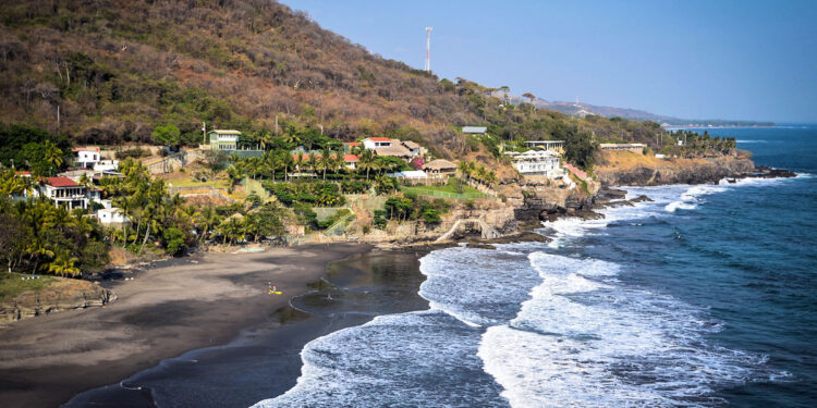 Fuerza Armada Salvadoreña encuentra un cuerpo sin vida en playas de La Libertad que correspondería a hondureño universitario