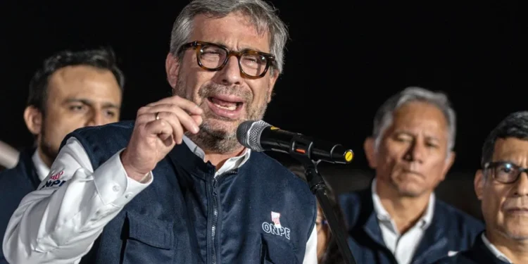 El responsable de las elecciones en Perú dimite por las demoras en el reparto del material electoral