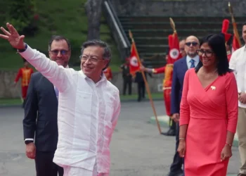 Petro es recibido por Delcy Rodríguez en su primera visita a Venezuela tras la captura de Maduro