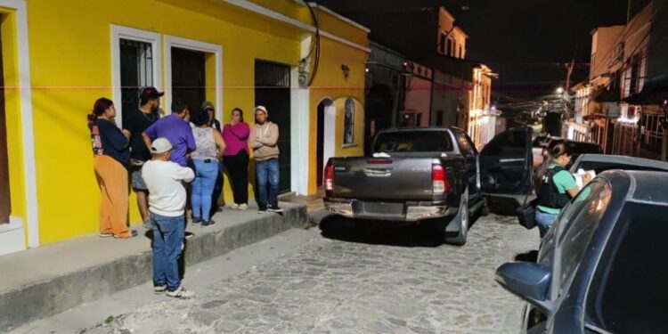 Pistoleros persiguen y matan a dos hombres en el barrio El Calvario en Santa Rosa de Copán