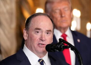 Renuncia el secretario de la Marina John Phelan
