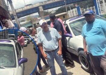 Taxistas organizados protestan en el barrio La Bolsa de TGU exigiendo reajuste tarifario