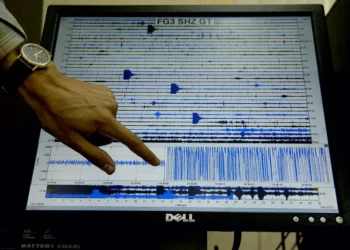 Un terremoto de magnitud 7,4 sacude las costas de Indonesia y genera una alerta de tsunami