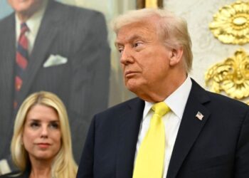 Trump despide a Pam Bondi