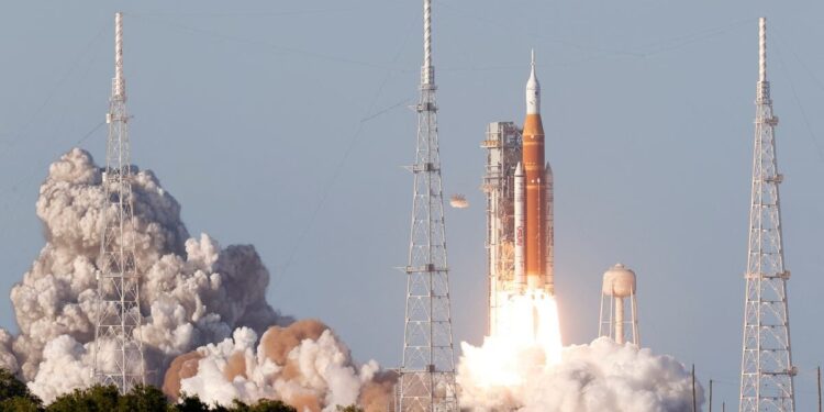 Despega la histórica misión Artemis II, que busca el regreso del ser humano a la Luna tras 50 años