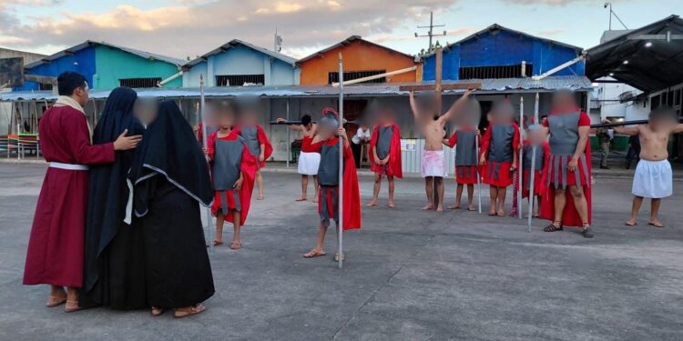 Con el fin de acercarse más a Dios, privados de libertad y FFAA realizan procesiones en centros penales del país esta Semana Santa