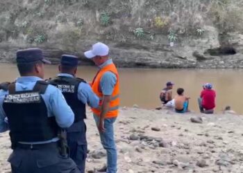 Se reportan dos ahogados, uno en Lempira y otro en Intibucá, y sus cuerpos son buscados por Bomberos, Cruz Roja y sus parientes