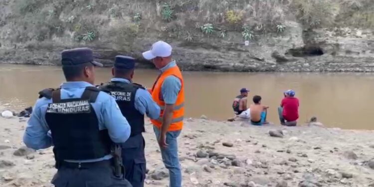 Se reportan dos ahogados, uno en Lempira y otro en Intibucá, y sus cuerpos son buscados por Bomberos, Cruz Roja y sus parientes