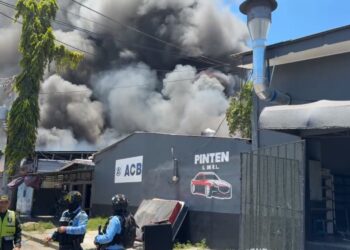 ¡PAVOROSO! Pérdidas millonarias deja arrasador incendio en varias viviendas y fábricas del barrio Medina, San Pedro Sula