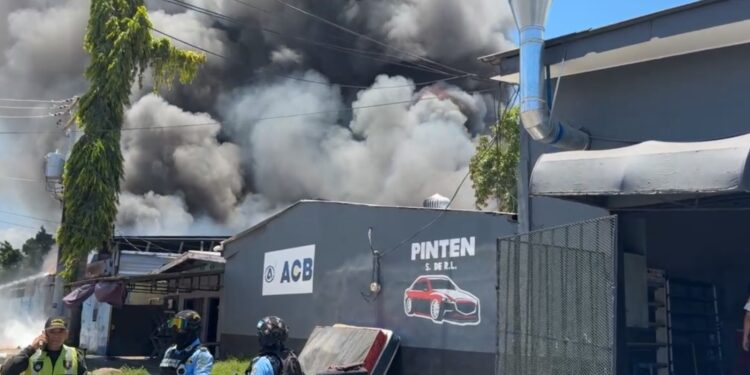¡PAVOROSO! Pérdidas millonarias deja arrasador incendio en varias viviendas y fábricas del barrio Medina, San Pedro Sula