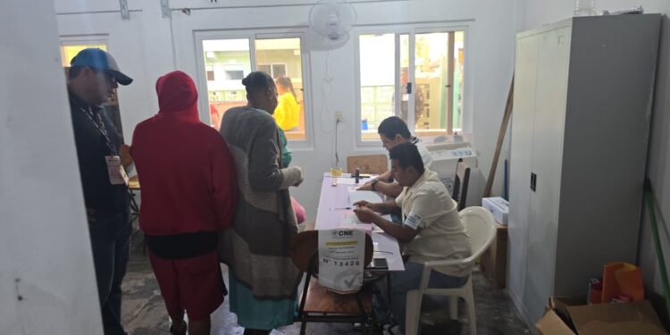 En paz y con fuerte presencia militar comienza la fiesta democrática en Guanaja, Islas de la Bahía