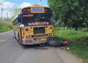 Un joven muerto y otro herido deja colisión entre motocicleta y bus en el desvío a Cedros, Francisco Morazán