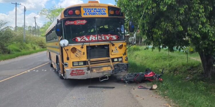 Un joven muerto y otro herido deja colisión entre motocicleta y bus en el desvío a Cedros, Francisco Morazán