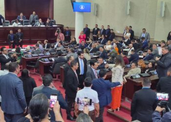 ¡Inicio ardiente! Mario Morazán llama “Indecente” a Tomás Zambrano por no dejarlo declarar en el pódium principal del Congreso Nacional