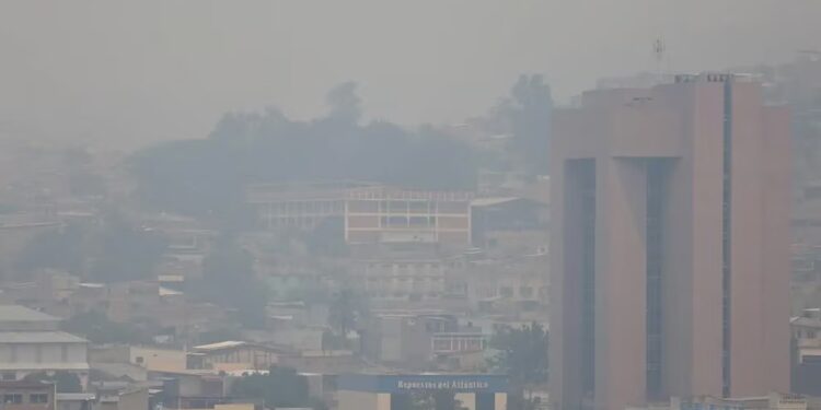 Evitar la exposición prolongada al aire libre y usar mascarilla en zonas con mayor concentración de contaminantes, recomiendan autoridades