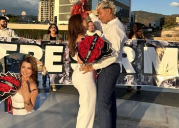 ¡Con anillo y romántica sorpresa! Supremo le pide a Milagro Flores que sea su novia en una inolvidable velada
