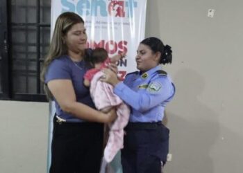 Policía rescata a bebé que estaba en poder de su madre en aparente estado de ebriedad en Nacaome