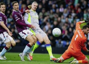 Manchester City ganó su partido y desplazó al Arsenal como líder de la Premier