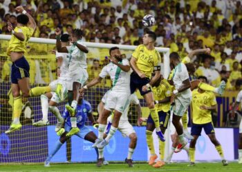 Con el arco de espaldas Cristiano Ronaldo anota su gol 970 y cada vez está más cerca de la meta