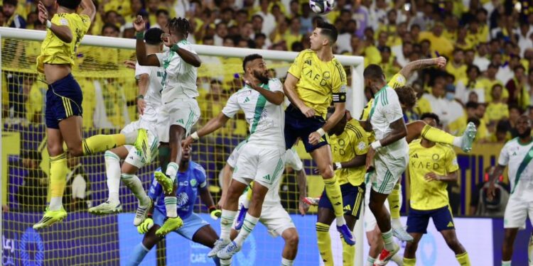 Con el arco de espaldas Cristiano Ronaldo anota su gol 970 y cada vez está más cerca de la meta