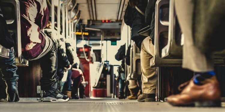 Madre denuncia acoso sexual dentro de bus interurbano: “Me intentó besar a la fuerza”