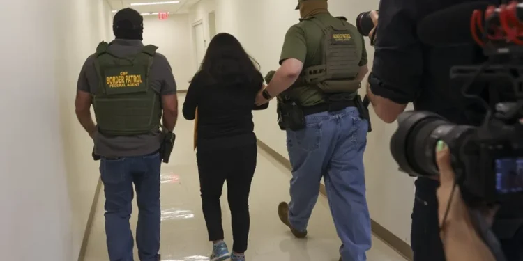 Las detenciones de inmigrantes en la vía pública de EE.UU. aumentaron un 1.000 % en el segundo mandato de Trump