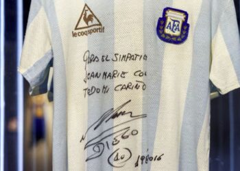 Estuvo guardada en una caja fuerte y fue tasada en USD 750.000: la icónica camiseta de Maradona que será subastada