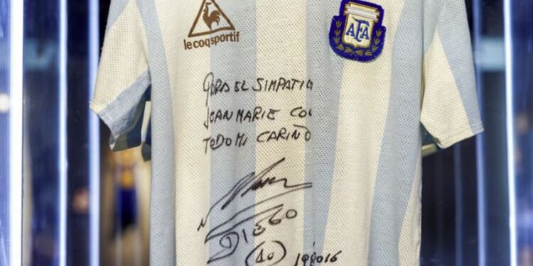 Estuvo guardada en una caja fuerte y fue tasada en USD 750.000: la icónica camiseta de Maradona que será subastada