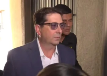 Murray Farmer insiste en su inocencia luego de permanecer bajo arresto domiciliario