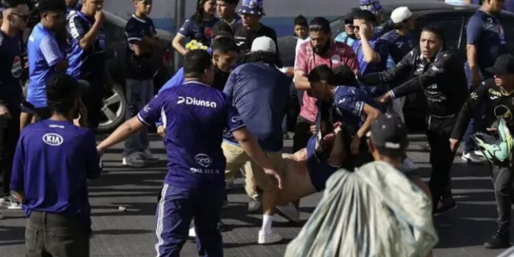 Presidente del Congreso de Honduras propone aplicar ley para frenar violencia en estadios