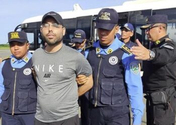 27 videos, análisis telefónico y fotografía de arma de fuego, las pruebas del MP contra Gilbert Reyes por el triple crimen en Roatán