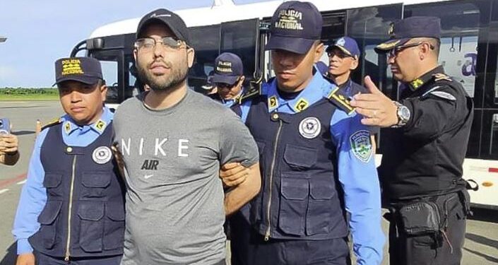 27 videos, análisis telefónico y fotografía de arma de fuego, las pruebas del MP contra Gilbert Reyes por el triple crimen en Roatán