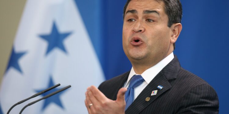 “Me acusaron sin un solo video, solo para beneficiar a la izquierda radical para que llegara al poder”: JOH se lanza nuevamente contra el Partido Libre